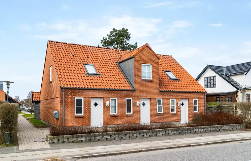 Indflytningsklar og særdeles velholdt andelsbolig i 1½ plan med ekstra disponibelt rum – attraktiv placering tæt på letb