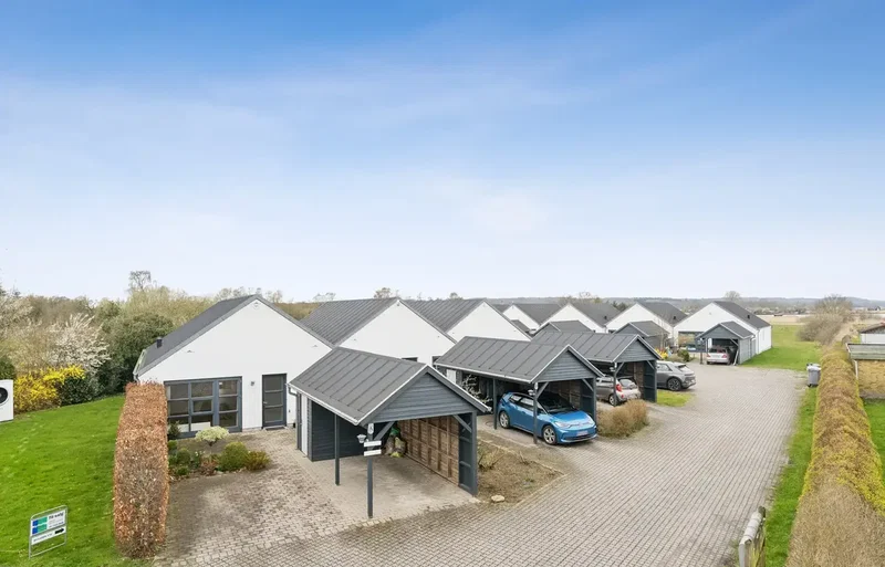 Moderne rækkehus i naturskønt lokalmiljø