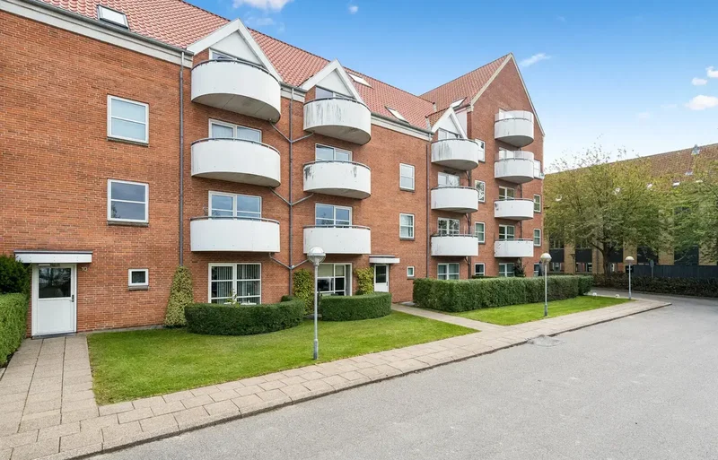 LYS OG RUMMELIG ANDELSBOLIG MED ALTAN TÆT PÅ BYLIVET