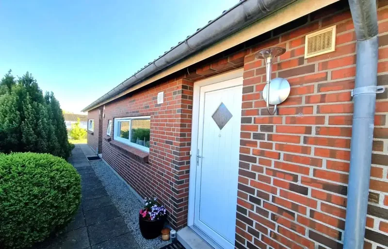 Velholdt andelsbolig i ét plan med stor have