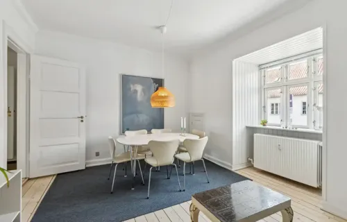 Moderne lejlighed tæt på centrum i solid forening