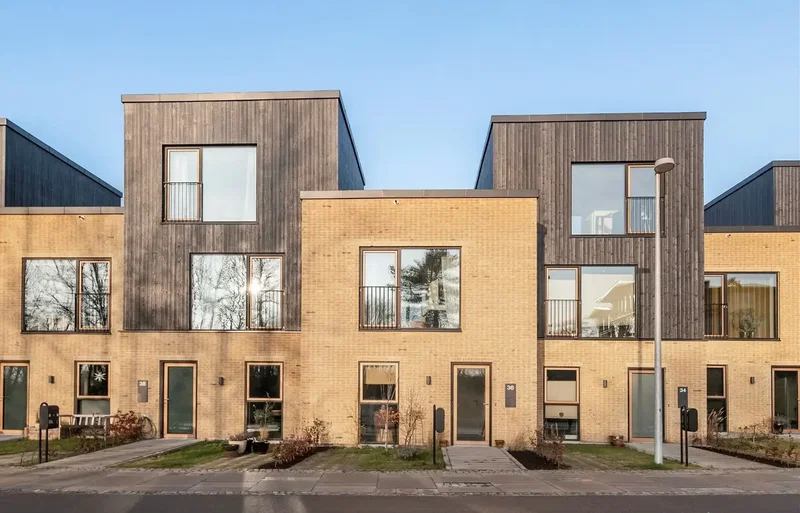 Moderne andelsbolig fra 2023 med egen have beliggende i naturskønne omgivelser