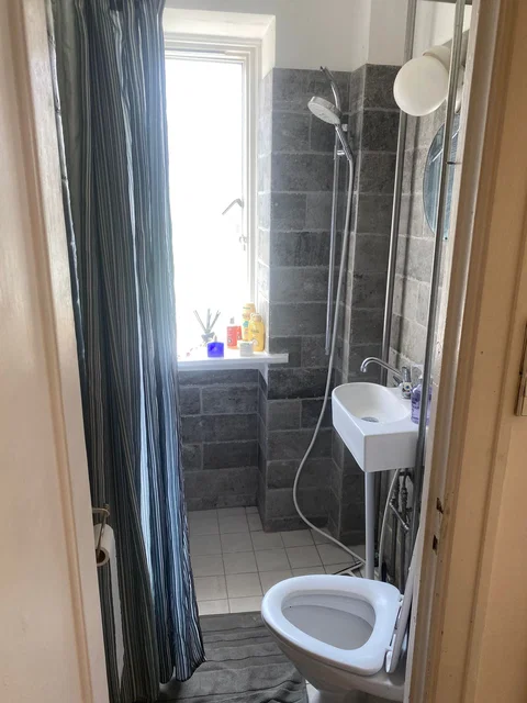 Højt liggende, lys stuelejlighed