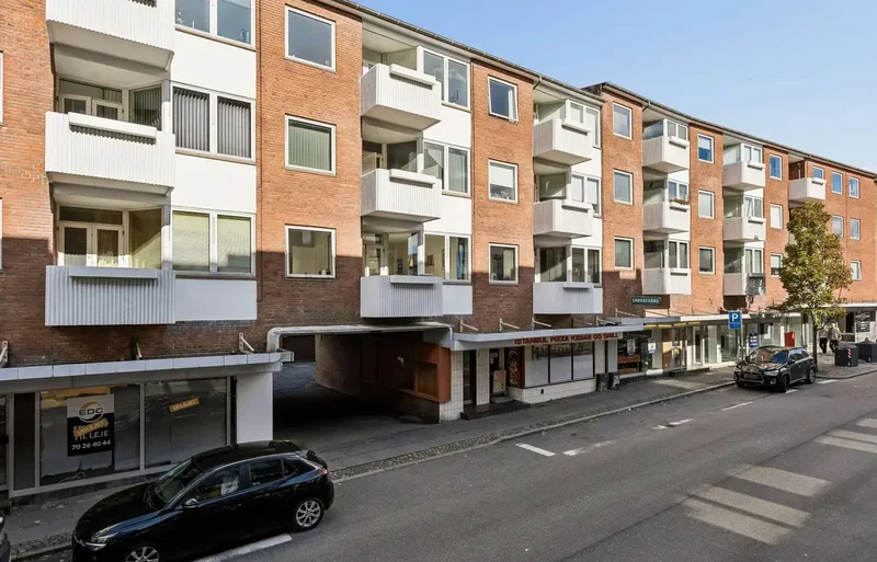 DEJLIG ANDELSLEJLIGHED MED BYLIVET UDENFOR GADEDØREN