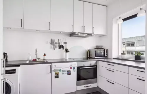 MODERNE OG RUMMELIG ANDELSBOLIG MED SYDVESTVENDT ALTAN