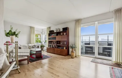 Rummelig lejlighed med solrig altan