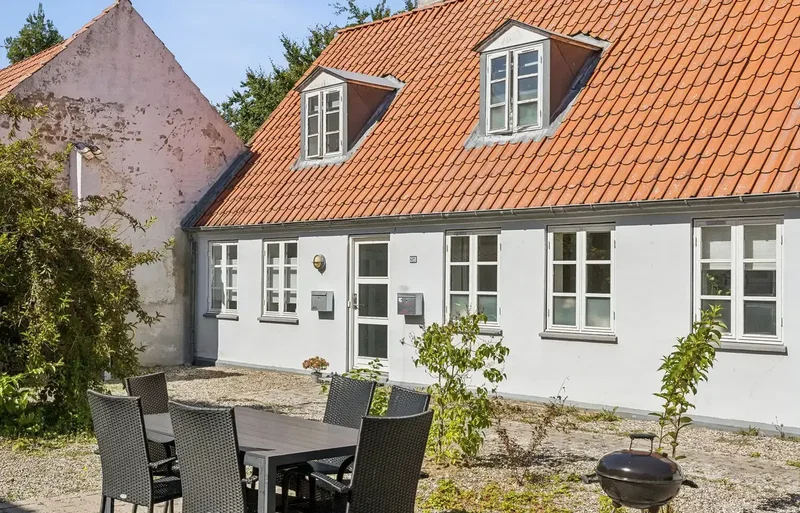 Lys, velholdt andelsbolig med suveræn placering