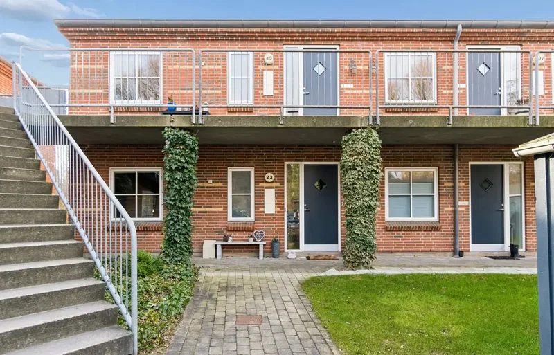 ANDELSBOLIG MED HYGGELIG TERRASSE OG SOL DAGEN LANG