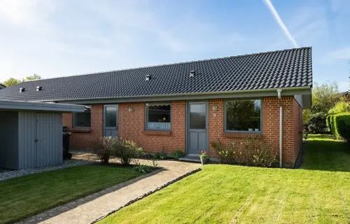 Velholdt og indbydende andelsbolig med skøn have i attraktivt Snejbjerg