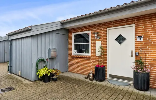 På den charmerende Baggesensvej ligger et rækkehus, der taler til dem, som ønsker en kombination af  praktisk indretning