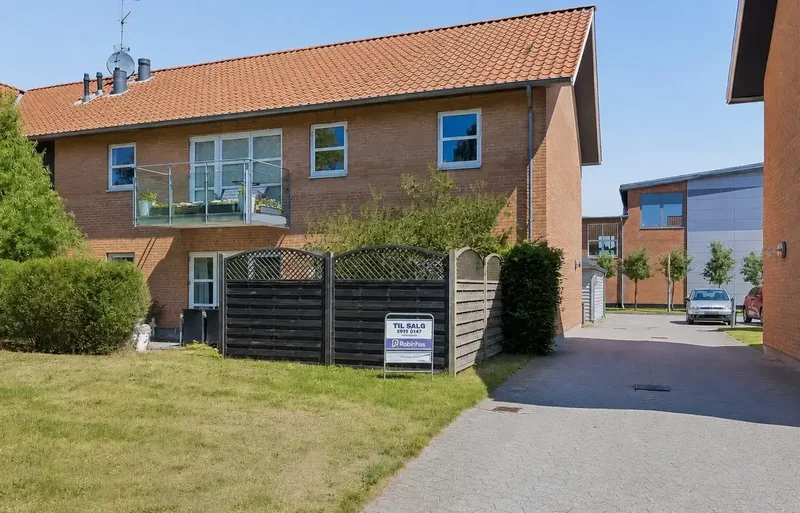 Velindrettet og indflytningsklar andelsbolig med egen terrasse og niveaufri adgang
