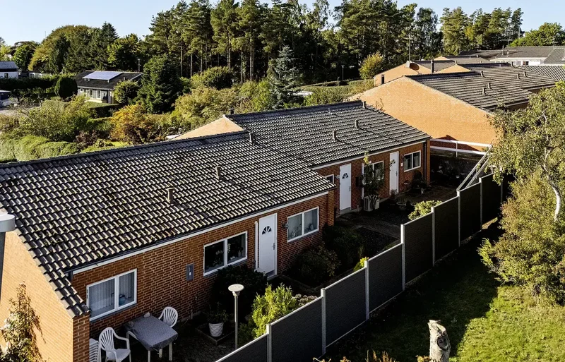 Velindrettet andelsbolig med hyggelig have og overdækket terrasse