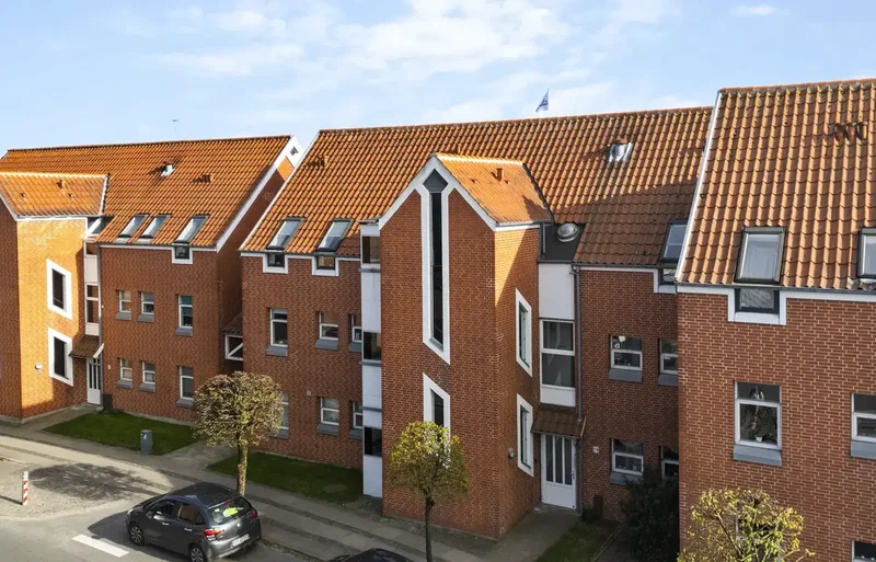 Central beliggende andelsbolig med parkering og altan
