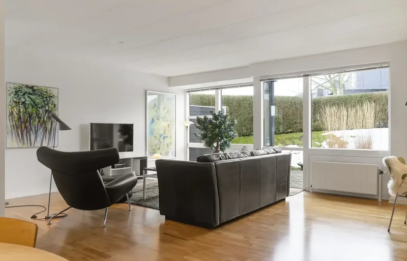 Velindrettet enderækkehus med solrig have i attraktive Skovhøj