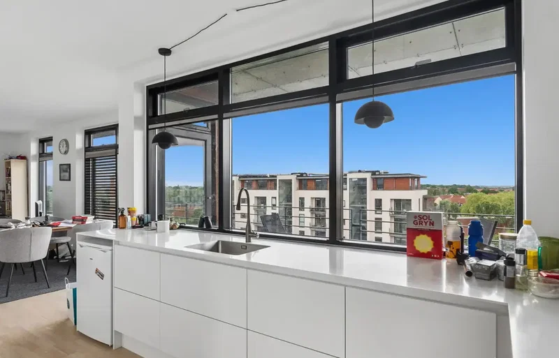 Lys penthouselejlighed med to store altaner og fri udsigt