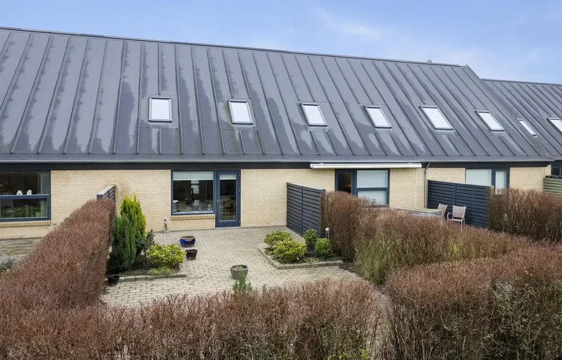 Velholdt andelsbolig på 111 m² med 2 badeværelser, 2 værelser, lyst køkken-alrum og solrig, flisebelagt have. Attraktiv 