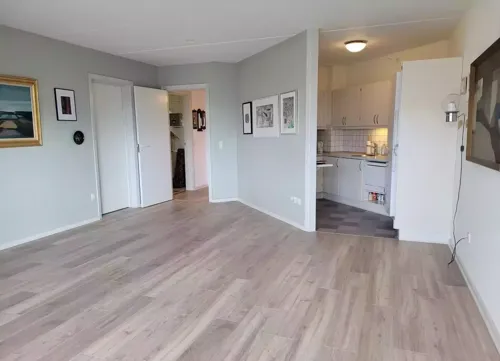 Velindrettet Andelsbolig på 80 m2, med skøn altan, i SUPER SUND Andelsboligforening, med FANTASTISK ØKONOMI, med flot lyst laminatgulv