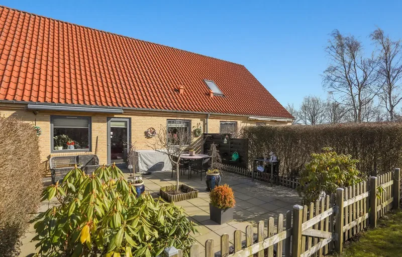 Velindrettet andelsbolig med solrig have på lukket vej