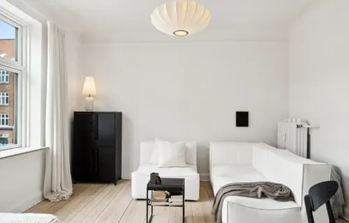 Delevenlig lejlighed m. separat bruseniche på Trøjborg