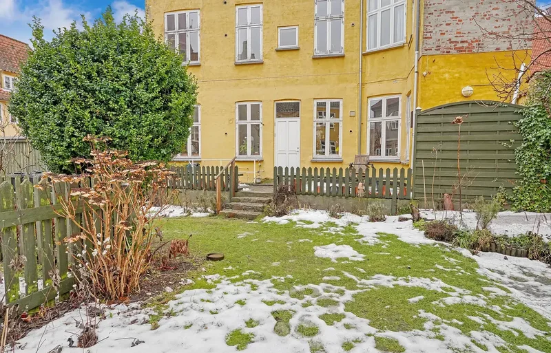 Charmerende andelsbolig i to plan med brændeovn og fælles gårdhave Midt i hjertet af historiske Helsingør