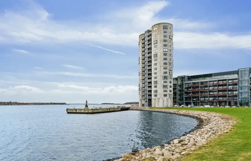 Panoramaudsigt over Limfjorden – moderne andelsbolig på toppen af Lindholm Brygge