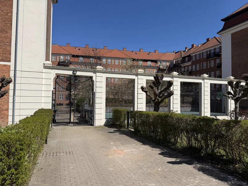 Lys 4 værelses - delevenlig høj til loft.