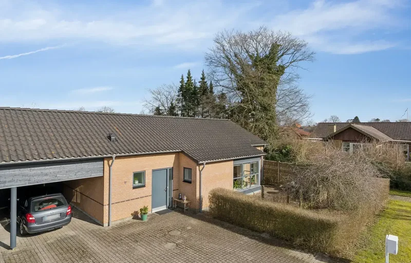 Velindrettet andelsbolig i Hammerum med egen carport.