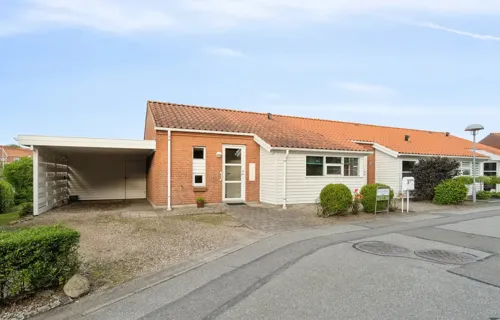 Nyopført rækkehus nær fjorden.