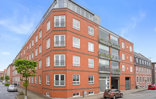 Eftertragtet andelslejlighed med altan og p-plads