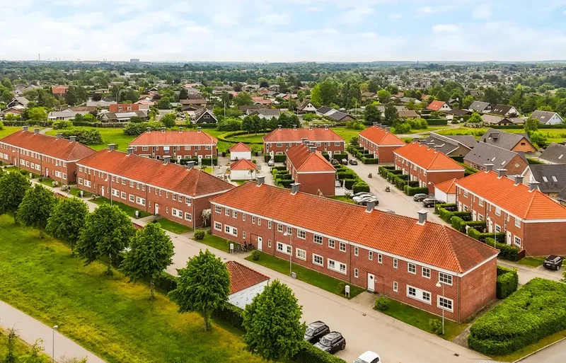 Sjældent udbudt andelslejlighed med solrig altan og fin udsigt