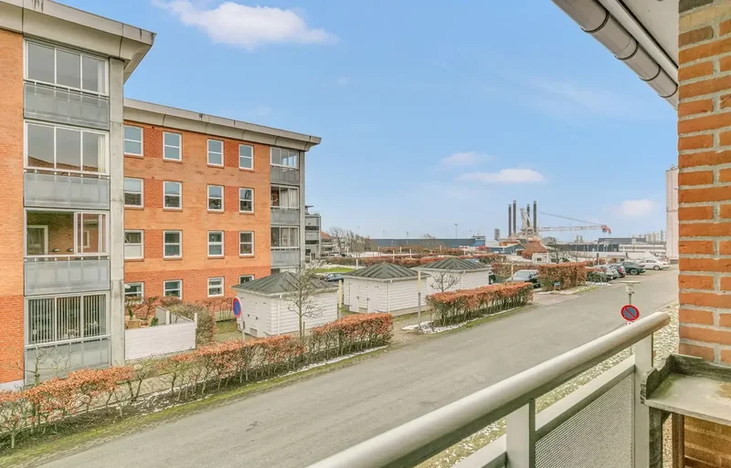Nydelig stor velindrettet Andelsbolig på 1 sal  106 m2, med solrig altan , i pæn vedligeholdt ejendom, med parkering i gården.