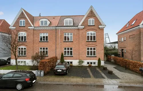 Lys og velindrettet 3-værelses andelsbolig i hjertet af Vestbyenmed egen p-plads