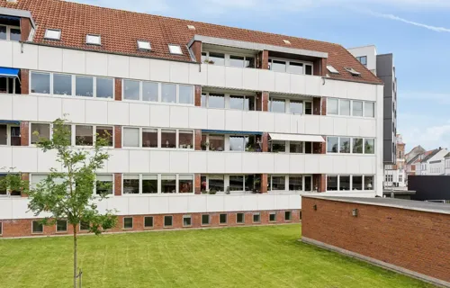 STOR OG LYS ANDELSBOLIG MED ALTAN – CENTRAL BELIGGENHED I HORSENS