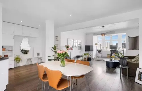 Charmerende og højt beliggende andelslejlighed på Strandvejen