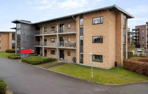 God andelsbolig med terrassehave i attraktiv forening