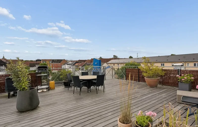 CENTRALT BELIGGENDE ANDELSBOLIG MED TAGTERRASSE
