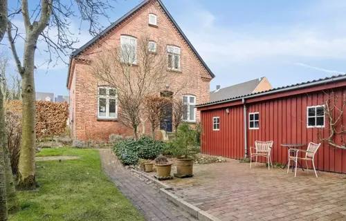 Fritliggende andelsbolig i Esbjerg indre by på 126 m2 i 3 etager, med egen solrig træterrasse, i særdeles veldrevet Andelsboligforening