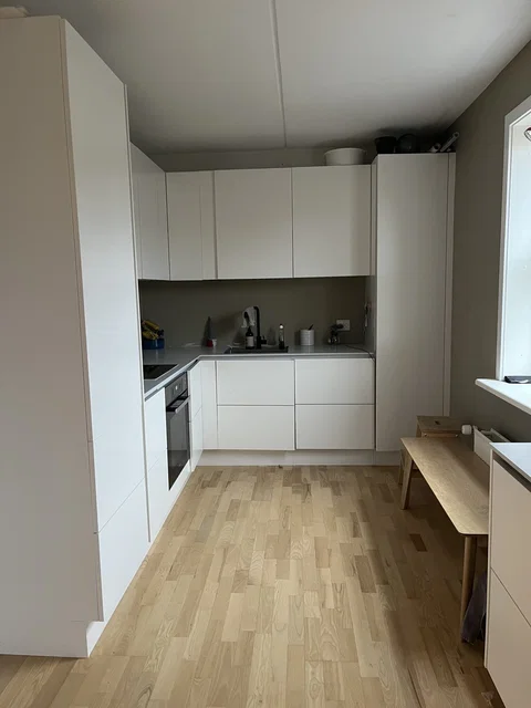 Lys, stor 3 værelses i hjertet af Vesterbro, med stor altan ud mod grøn gård.