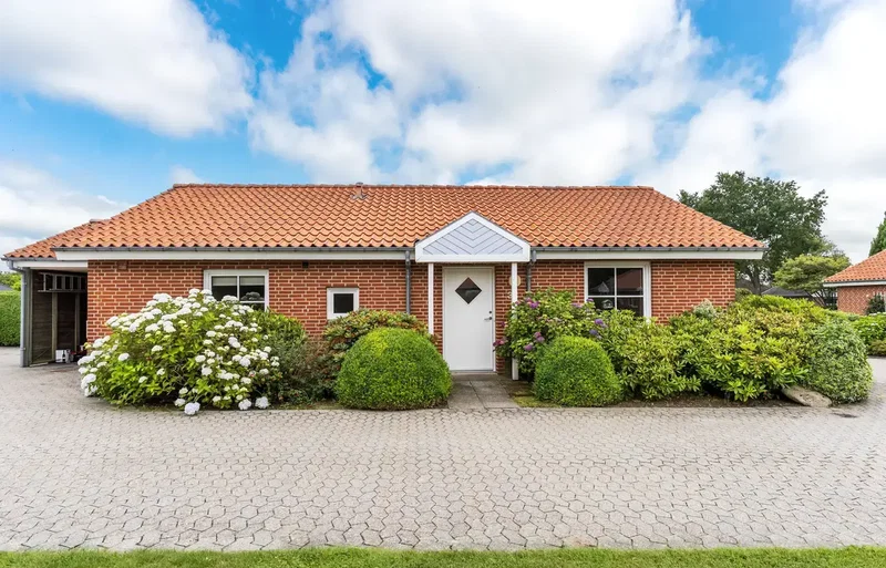 Ældrevenlig andelsbolig i Tarp med carport og skøn have