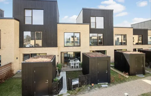 Moderne andelsbolig fra 2023 med egen have beliggende i naturskønne omgivelser