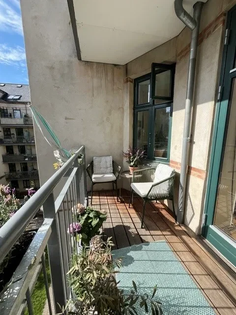 Lys og charmerende 4V på Vesterbro med solrig altan