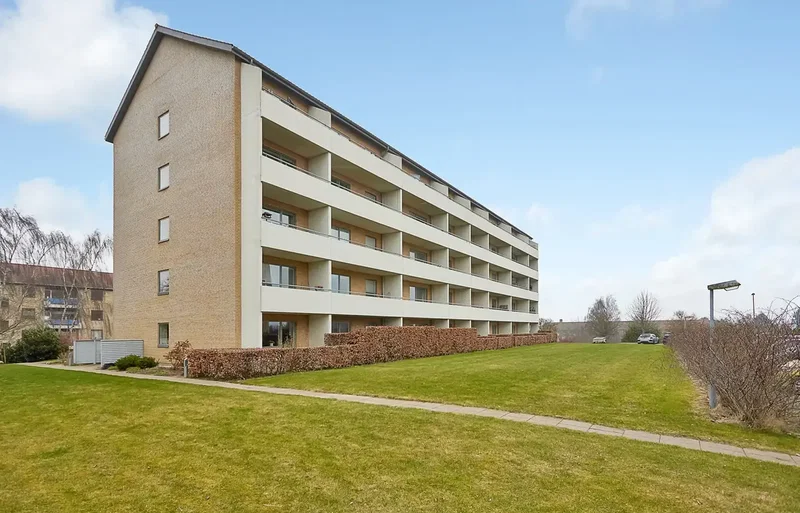 Skøn andelsbolig i attraktive Skåde – med direkte udgang til terrasse