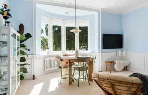 Smuk andelslejlighed med gennemgående renovering og højt til loftet