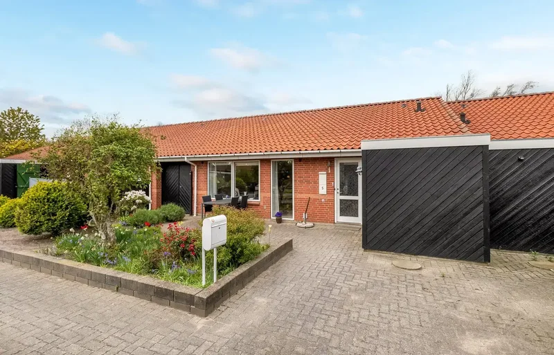 Velholdt andelsbolig med lys stue, hyggelig terrasse og attraktiv beliggenhed centralt i Lem