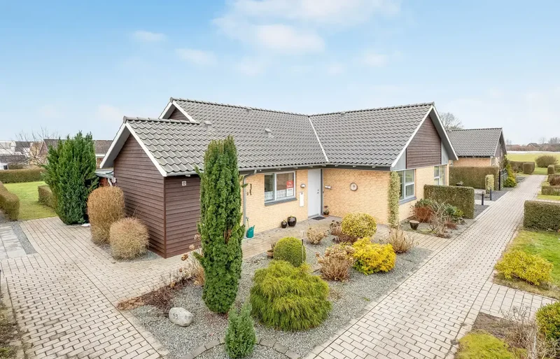 Andelsbolig beliggende i Nørre Alslev tæt ved centrum. Boligen er handicap- og ældrevenlig.