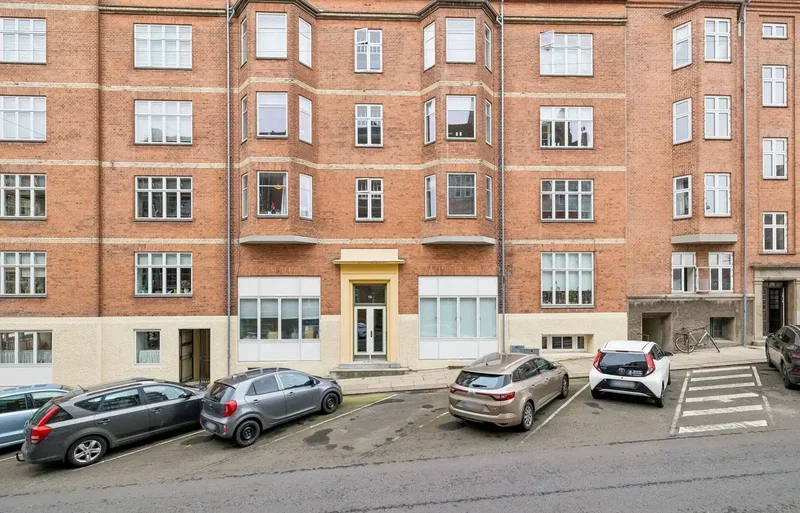 KLASSISK TREVÆRELSES MELLEM BY OG GRØNNE RAMMER