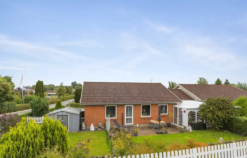 Velholdt bolig med udestue, carport og gode udearealer