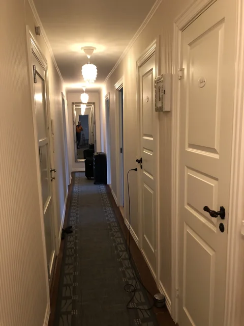 Stor istandsat 5 v lejlighed på 136 kvm med god placering tæt på strand med altan.