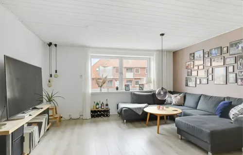 Flot renoveret 72 m2 Andelsbolig, med gulvvarme på Hjertingvej, med altan.