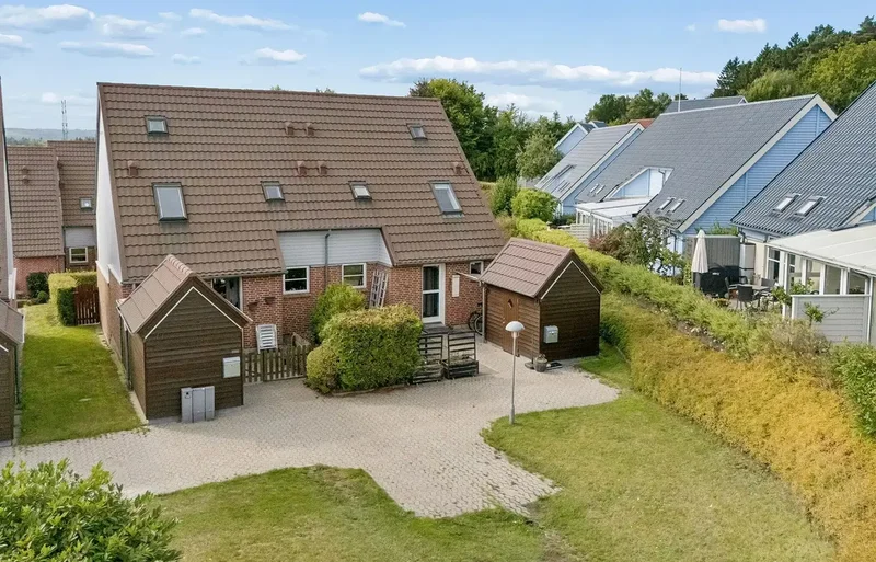 ATTRAKTIV ANDELSBOLIG MED BEKVEMMELIG OG BYNÆR BELIGGENHED